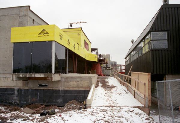 2_010403_westentry